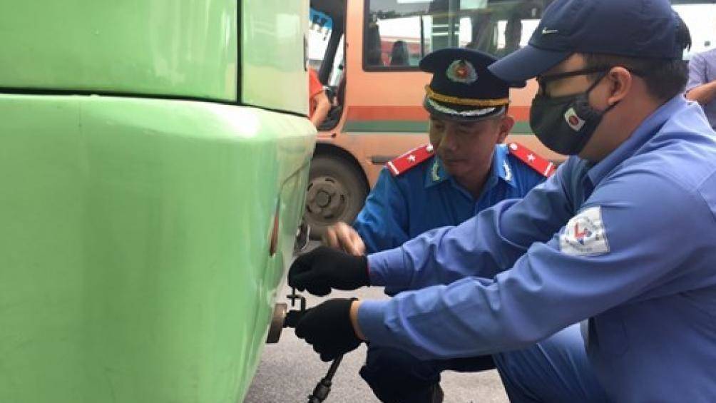Hà Nội bất ngờ kiểm tra đột xuất khí thải ô tô tại bến Mỹ Đình